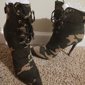 NWOT Stilleto Lace Camouflage Boutique Ankle Boots.